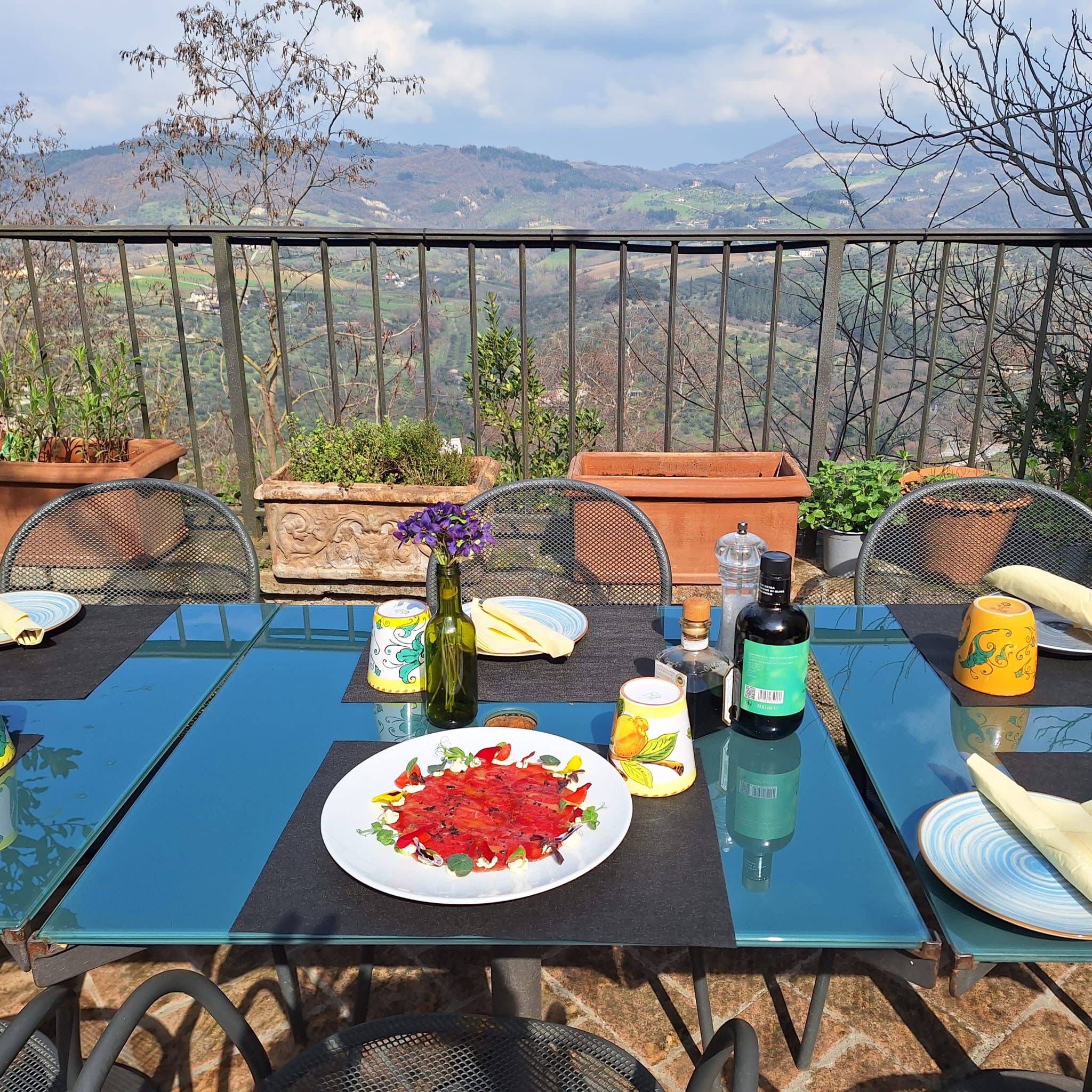 Tavolo colorato sulla terrazza panoramica
